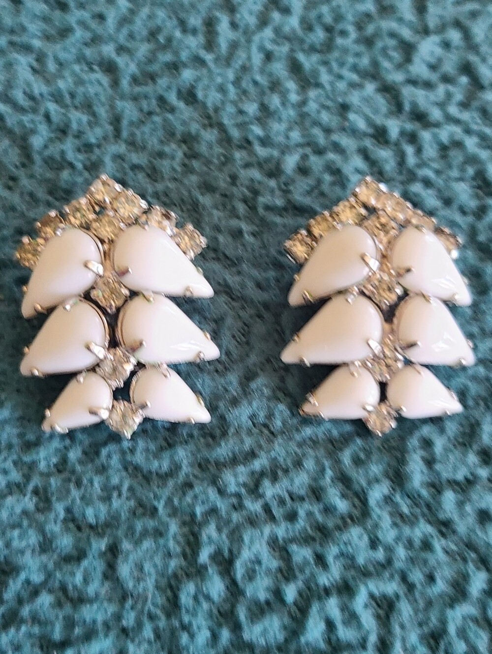 Vintage Kramar White Milk Glass Cluster Teardrop And Rhinestone Clip-On Earrings